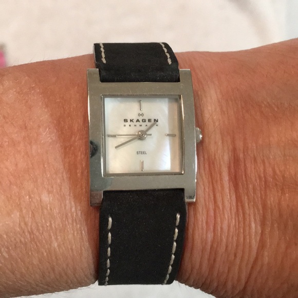 Skagen watch with extra bands - Picture 2 of 4